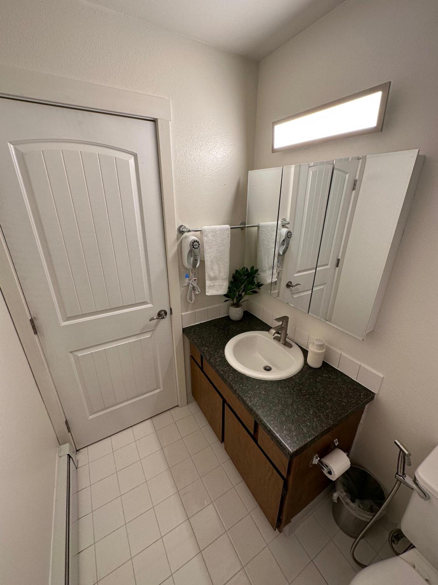 Anchorage! Furnished Two Bedroom With High Speed Wifi Apartment *